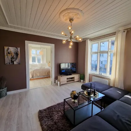 Lägenhet Modern And 2 Bedroom W/king Beds + Free Parking