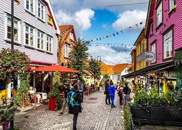 Modern And 2 Bedroom W/king Beds + Free Parking *