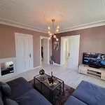 Modern And 2 Bedroom W/king Beds + Free Parking Apartamento